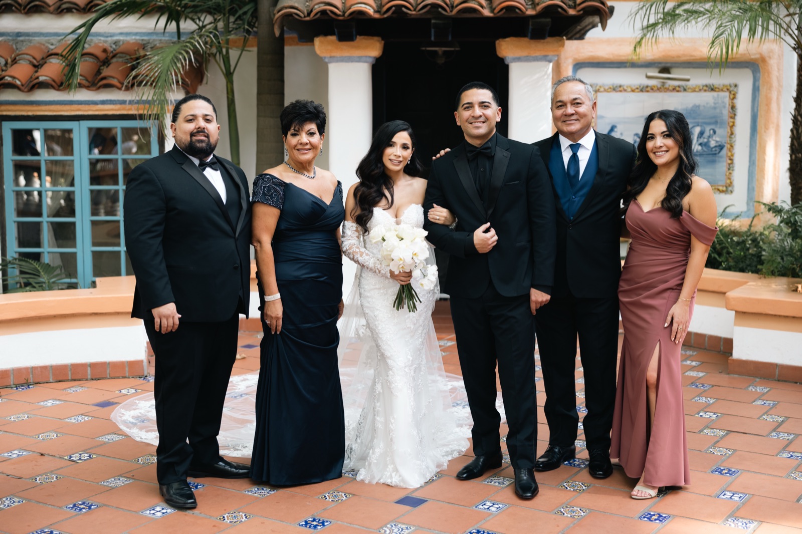 Family portrait with the couple at Rancho Las Lomas courtyard