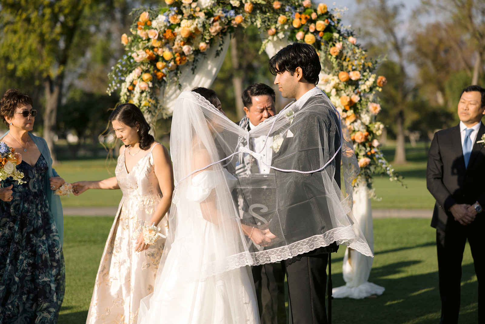 Lasso ceremony with family at the altar