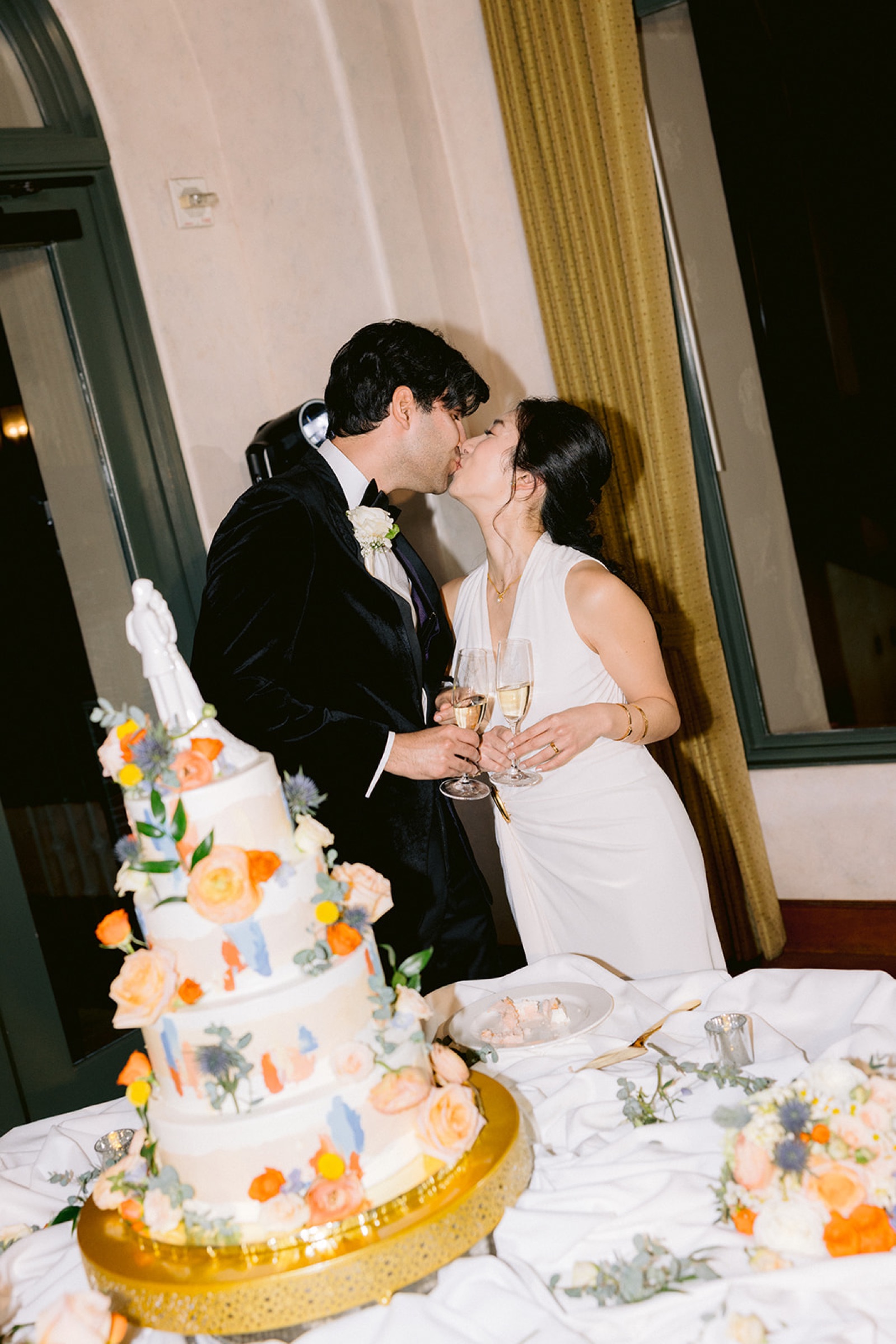 Cake kiss at South Hills Country Club reception